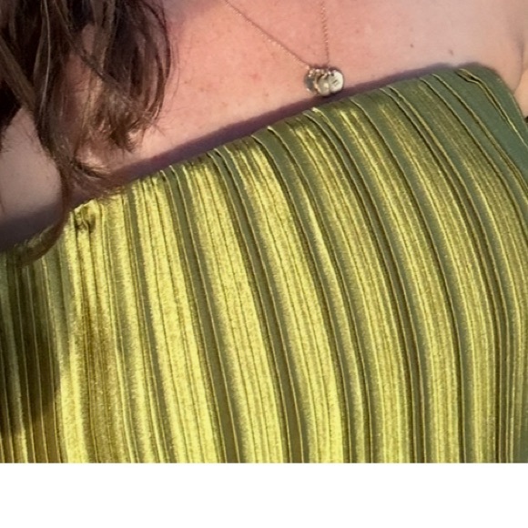 Elegant Green Off-Shoulder Dress - Picture 5 of 5